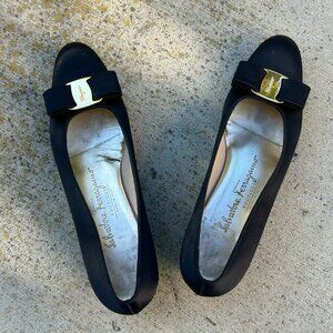 Black satin Italian pumps with bow and gold buckle
